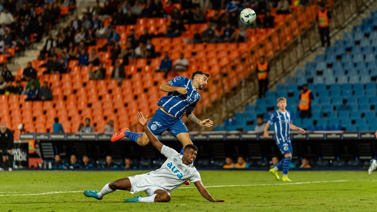 意甲联赛激烈的足球身体对抗